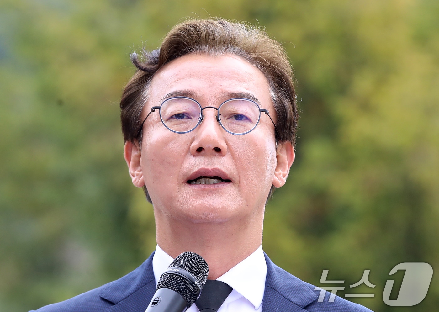 전재수 더불어민주당 부산시장 후보가 14일 오전 경남 김해 진영읍 봉하마을에서 해양수도 부울경 메가시티 공동 기자회견을 하고 있다. 2026.4.14 ⓒ 뉴스1 윤일지 기자