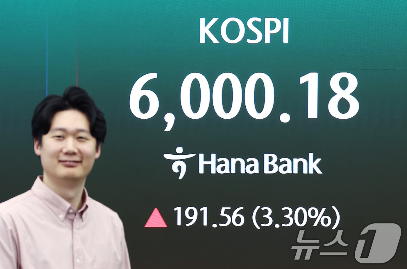 코스피가 30거래일만에 장중 6000선을 재돌파한 14일 오전 서울 중구 하나은행 본점 딜링룸 전광판에 코스피 지수 등이 나오고 있다. 2026.4.14 ⓒ 뉴스1 김민지 기자