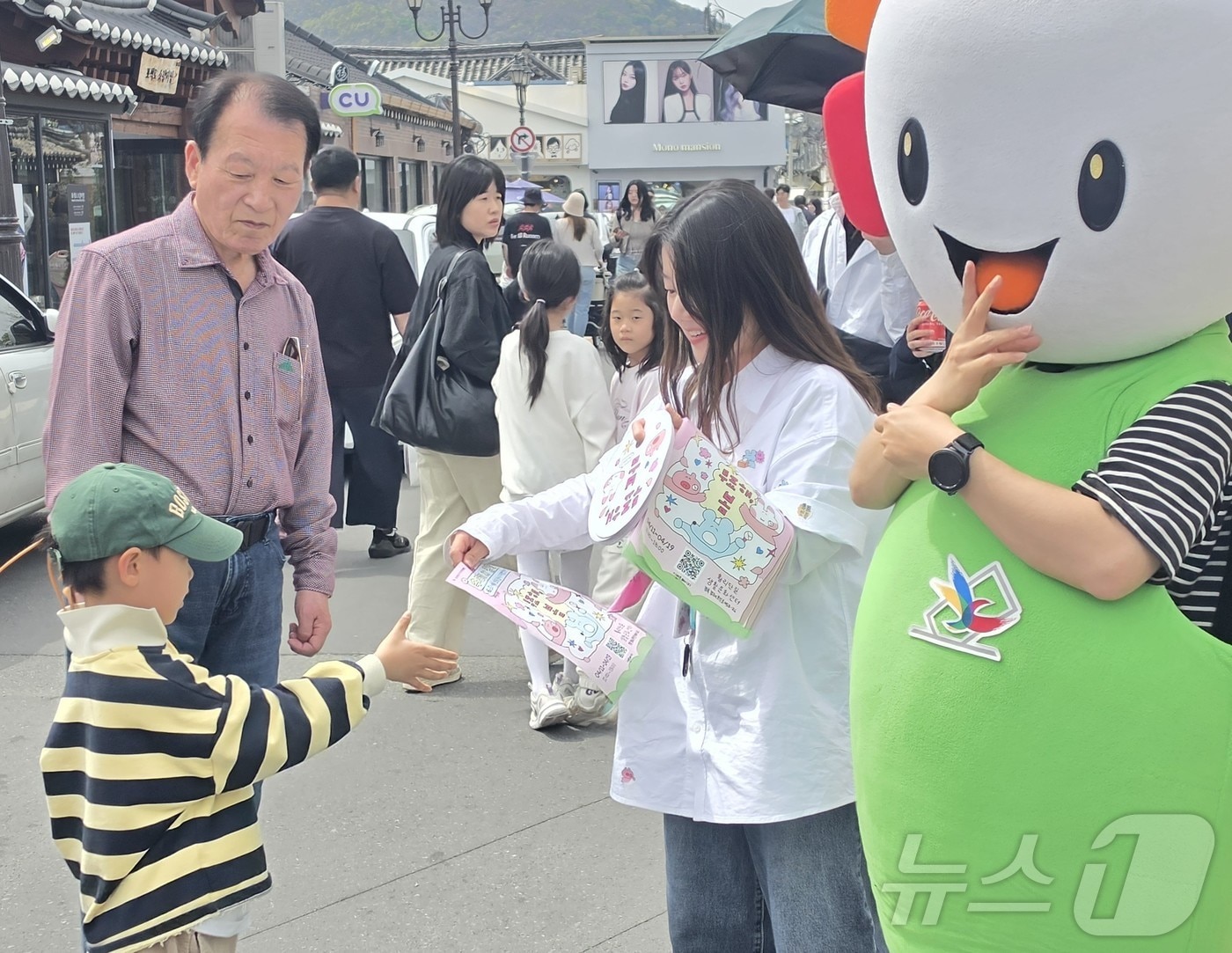 경북선거관리위원회는 14일 제9회 전국동시지방선거를 50일 앞두고 경주 황리단길에서 선거 팝업스토어 ‘투표해, 봄’을 열어 유권자 참여형 홍보에 나섰다. /뉴스1