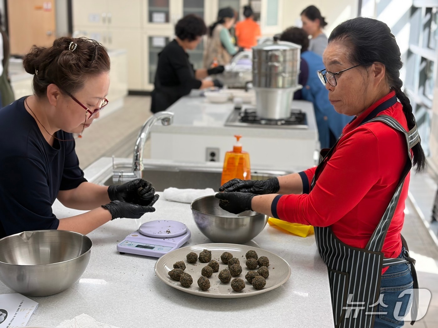 금산군농업기술센터 인삼·약초 활용 요리 교육 모습(금산군 제공.재판매 및 DB금지)/뉴스1