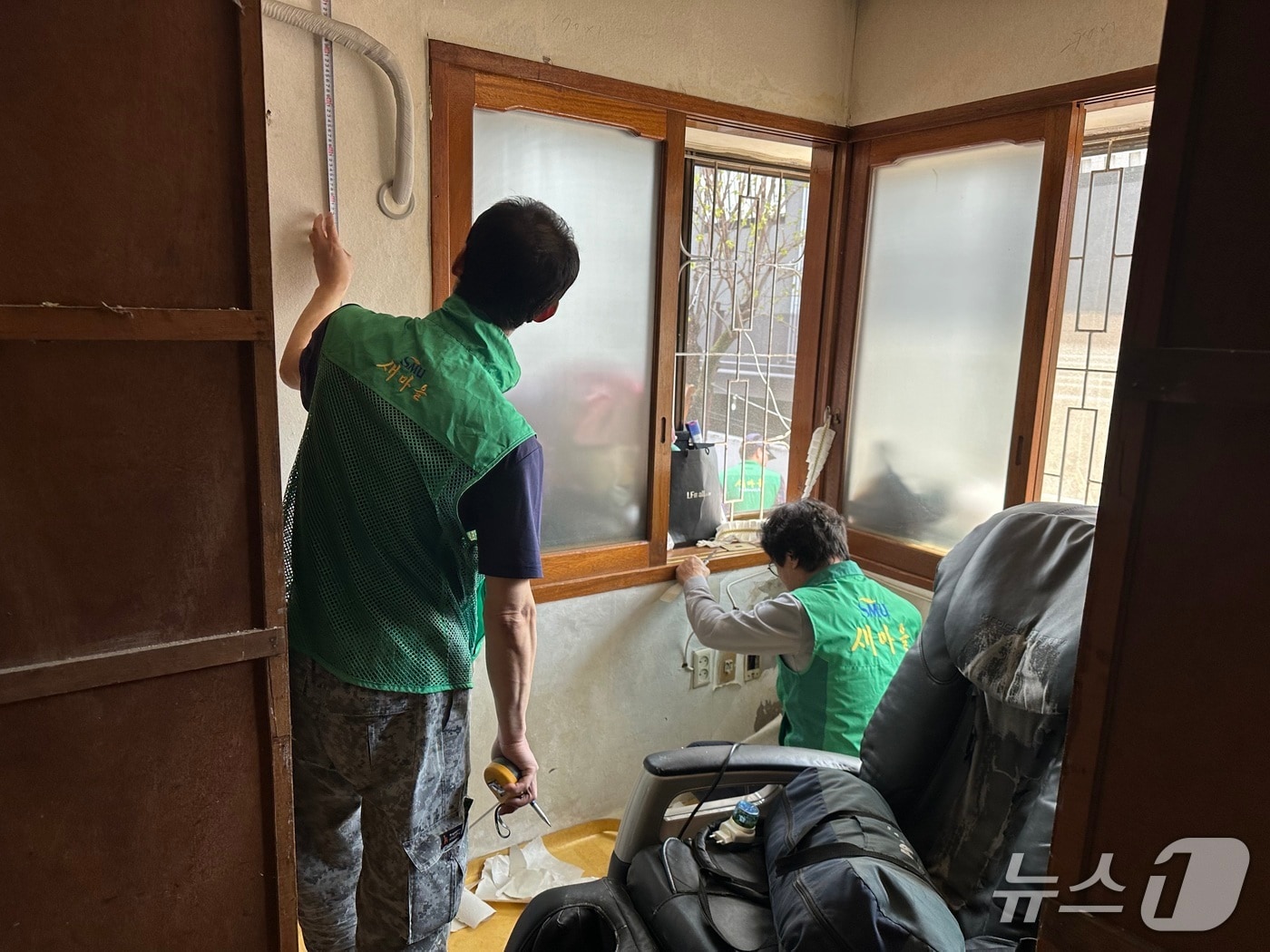 대전 서구 새마을집도자협의회가 주거 개선 봉사활동을 진행했다.(서구 제공. 재판매 및 DB금지)/뉴스1