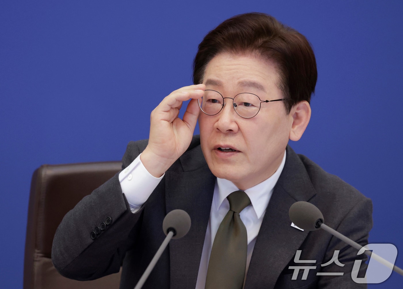 이 대통령 "혼자 잘 살면 뭔 재미?"...주사기