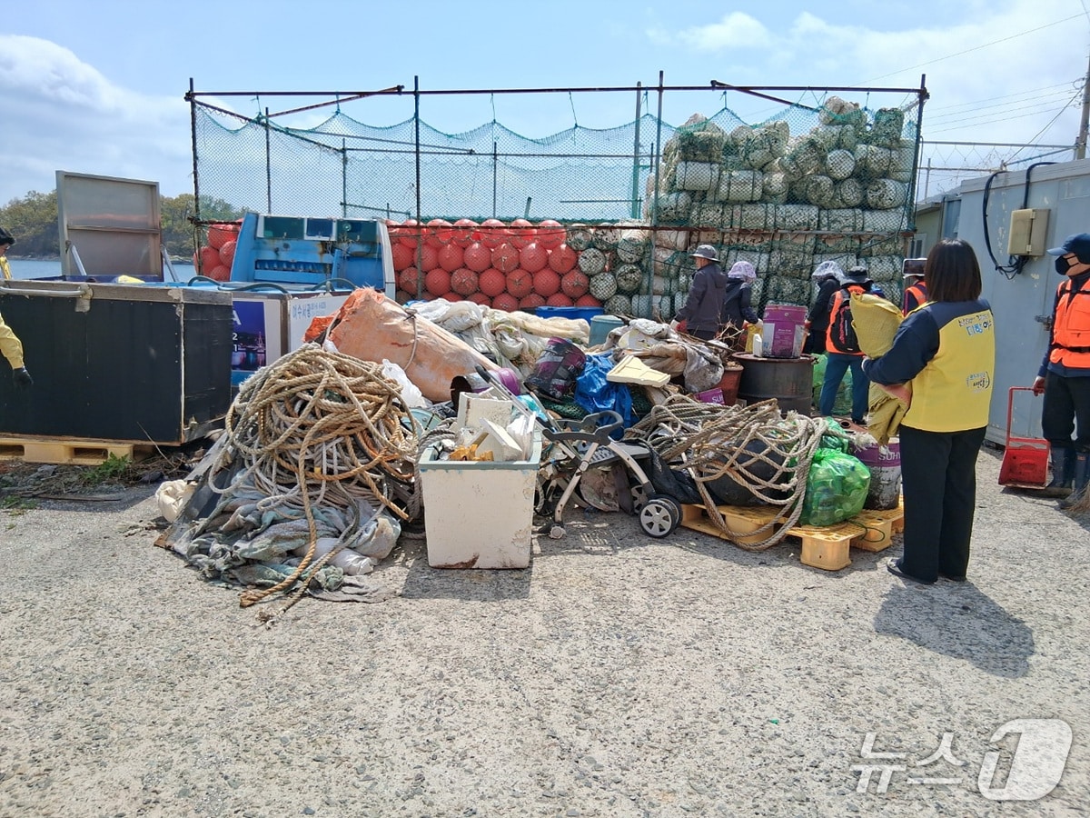 전남 여수시가 민관합동으로 선소대교 인근 항호마을에 방치된 폐어구 등 쓰레기를 수거하고 있다. (여수시 제공. 재판매 및 DB금지)