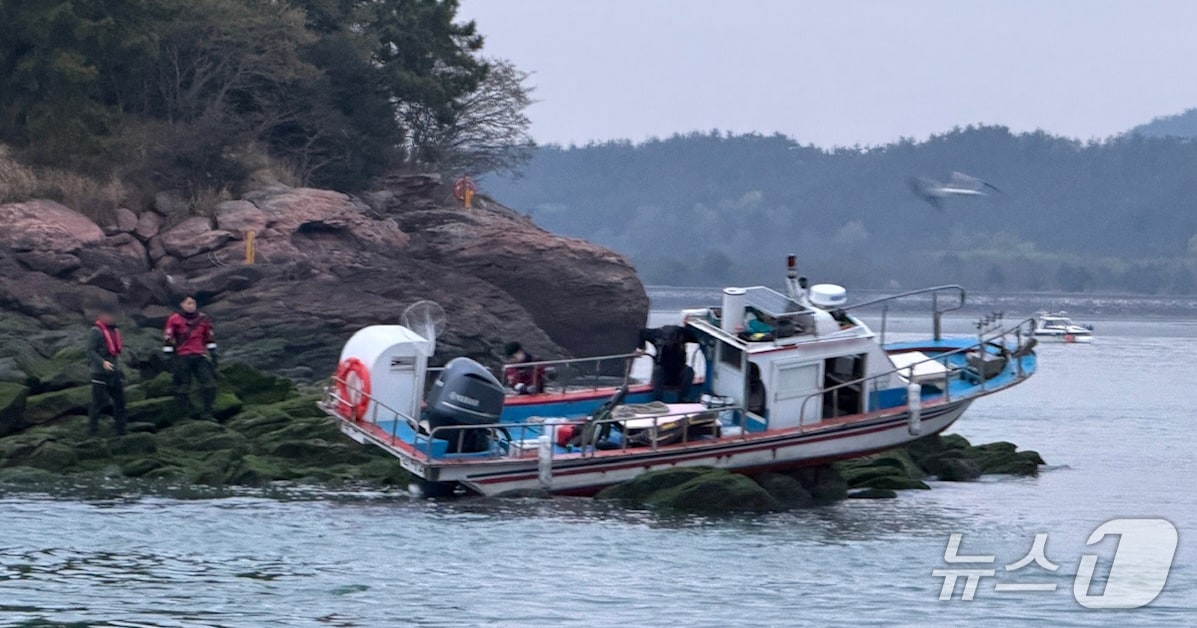 14일 오전 5시 28분쯤 전남 신안군 압해도 정주도 인근 해상에서 4명이 승선한 1.78톤급 A 호가 좌초돼 해경이 구조작업을 하고 있다. (목포해경 제공. 재판매 및 DB 금지)