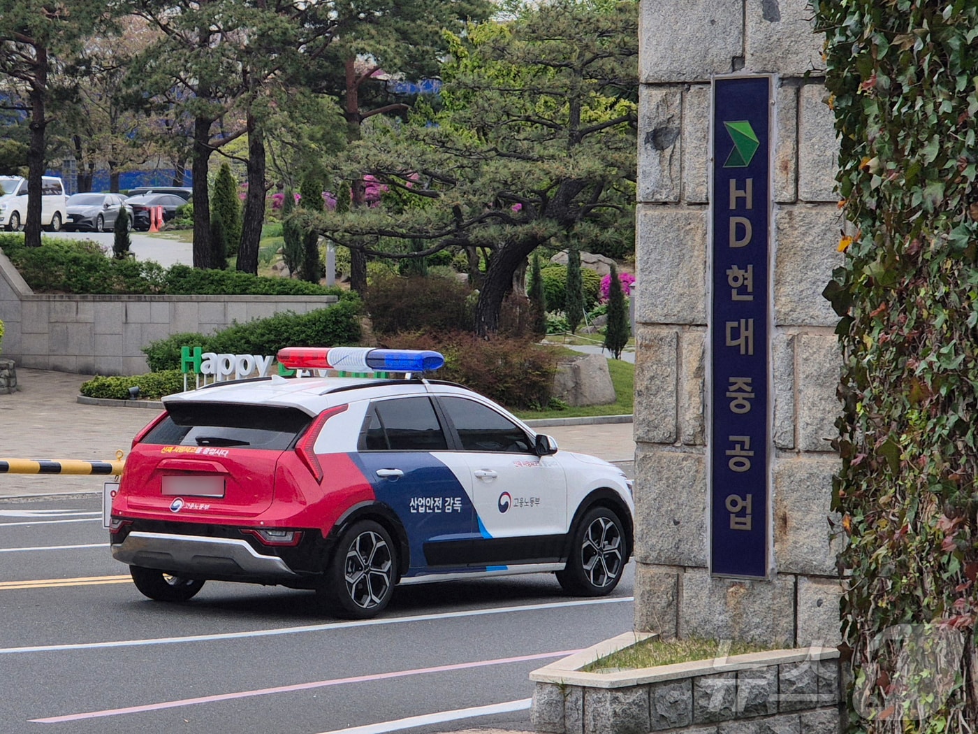 14일 오전 지난 9일 해군 잠수함인 '홍범도함'에서 발생한 화재로 청소 노동자 1명이 숨진 사고와 관련해 원인 규명을 위 고용노동부 차량이 HD현대중공업 울산조선소 안으로 들어가고 있다.2026.4.14 ⓒ 뉴스1 박정현 기자