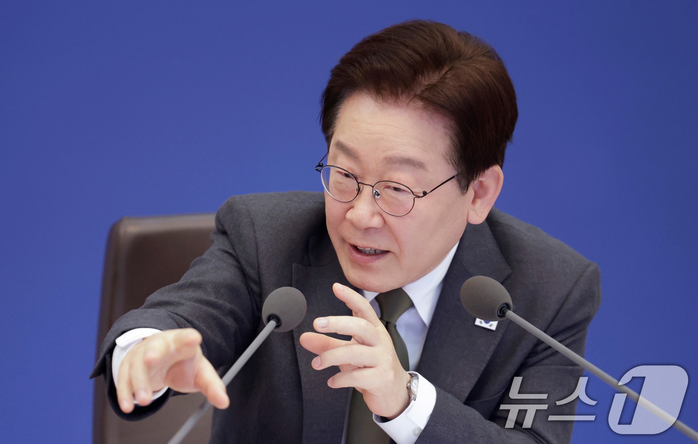 이재명 대통령이 14일 청와대에서 열린 제16회 국무회의 겸 제5차 비상경제점검회의에서 발언을 하고 있다. (청와대통신사진기자단) 2026.4.14 ⓒ 뉴스1 이재명 기자