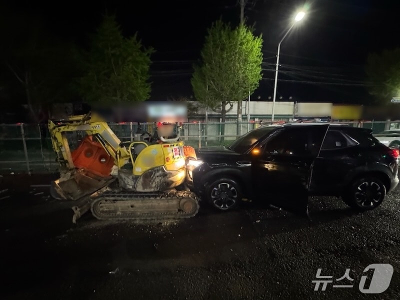 굴삭기 충돌 후 멈춰 선 A씨 차량.(부산경찰청 제공. 재판매 및 DB금지)