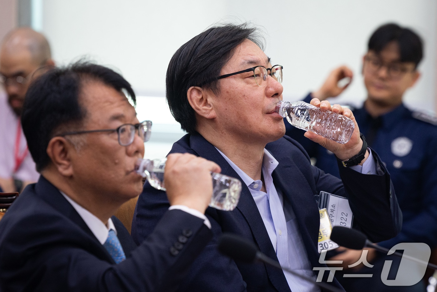 이화영 전 경기도 평화부지사(오른쪽)와 서민석 변호사가 지난 4월 14일 서울 여의도 국회에서 열린 제434회 국회(임시회) 윤석열 정권 정치검찰 조작기소 의혹 사건 진상규명 국정조사특별위원회 쌍방울 대북송금 조작기소 의혹 사건 청문회에 출석해 물을 마시고 있다. 2026.4.14 ⓒ 뉴스1 유승관 기자