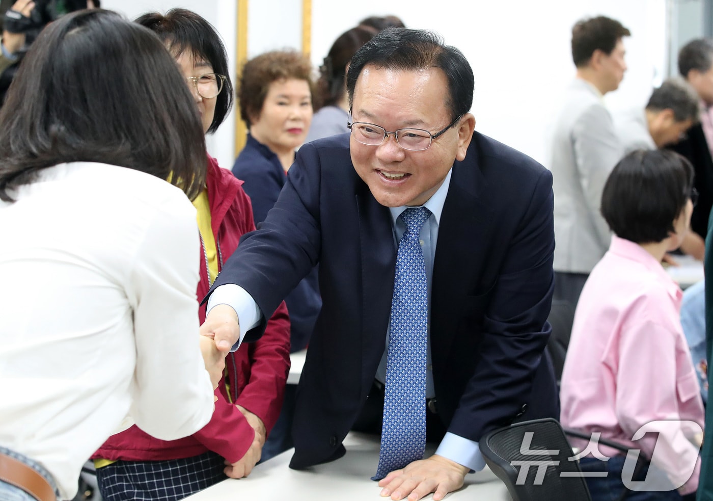 김부겸 더불어민주당 대구시장 예비후보가 13일 오전 대구 남구 대구상인회관에서 열린 전통시장 상인연합회 간담회를 찾아 상인과 인사 나누고 있다. 2026.4.14 ⓒ 뉴스1 공정식 기자