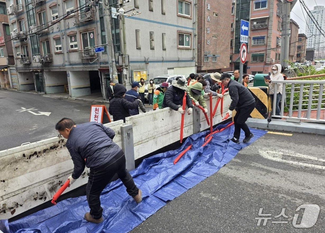차수판 설치 훈련.(광명시 제공)
