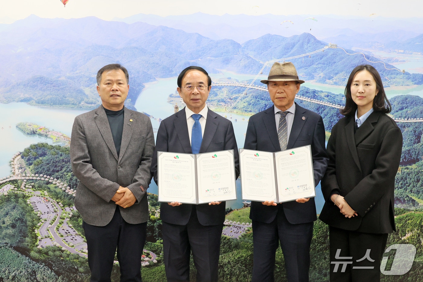 14일 전북 임실군이 (사)한국애견연맹과 반려동물 문화 확산과 협력사업 추진을 위한 업무협약을 체결하고 있다.(임실군제공. 재판매 및 DB금지)2026.4.14/뉴스1