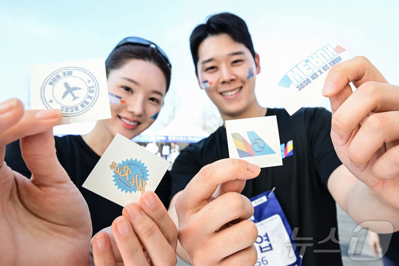 14일 인천 중구 BMW 드라이빙센터에서 열린 대한항공·아시아나항공 객실승무원 화합 기부 러닝 행사 ‘WE RUN’에서 참여 승무원들이 타투 스티커 이벤트를 즐기고 있다. (공동취재) 2026.4.14 ⓒ 뉴스1 박지혜 기자