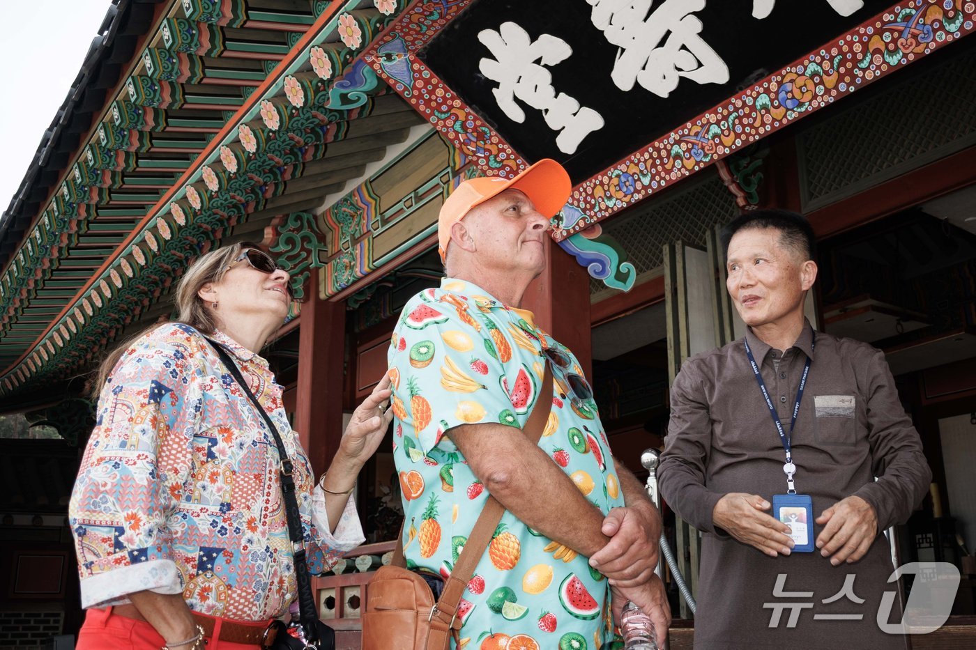 경기 수원시 국제자매도시인 호주 타운즈빌시 유명 라디오 방송인 스티브 프라이스 씨(가운데)가 화성행궁을 둘러보고 있다. (수원시 제공. 재판매 및 DB 금지) 2026.4.14/뉴스1
