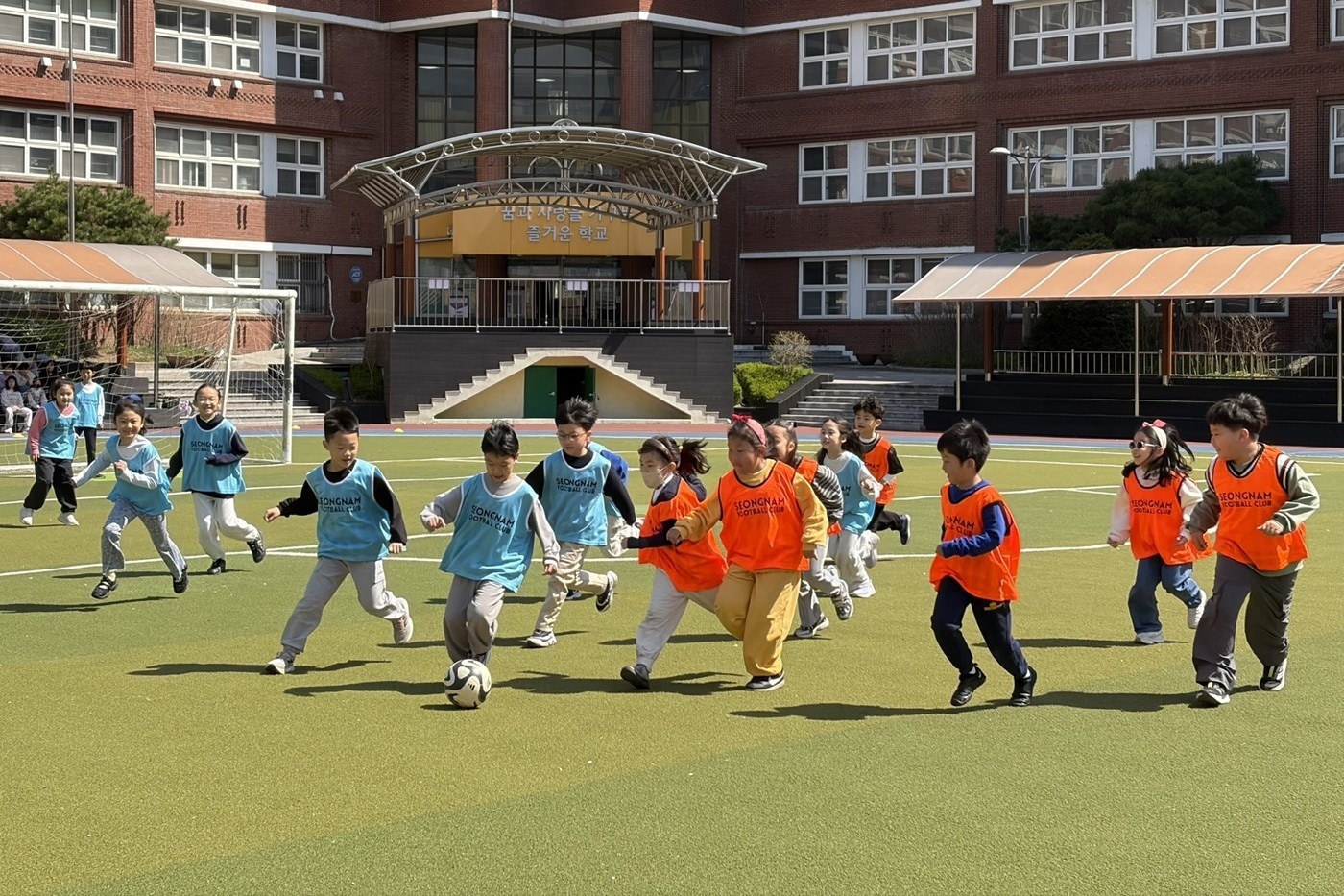 성남FC가 지역 학생들의 건강한 체육활동을 장려하기 위한 '찾아가는 성남FC 축구교실'을 운영한다. (성남FC 제공) 
