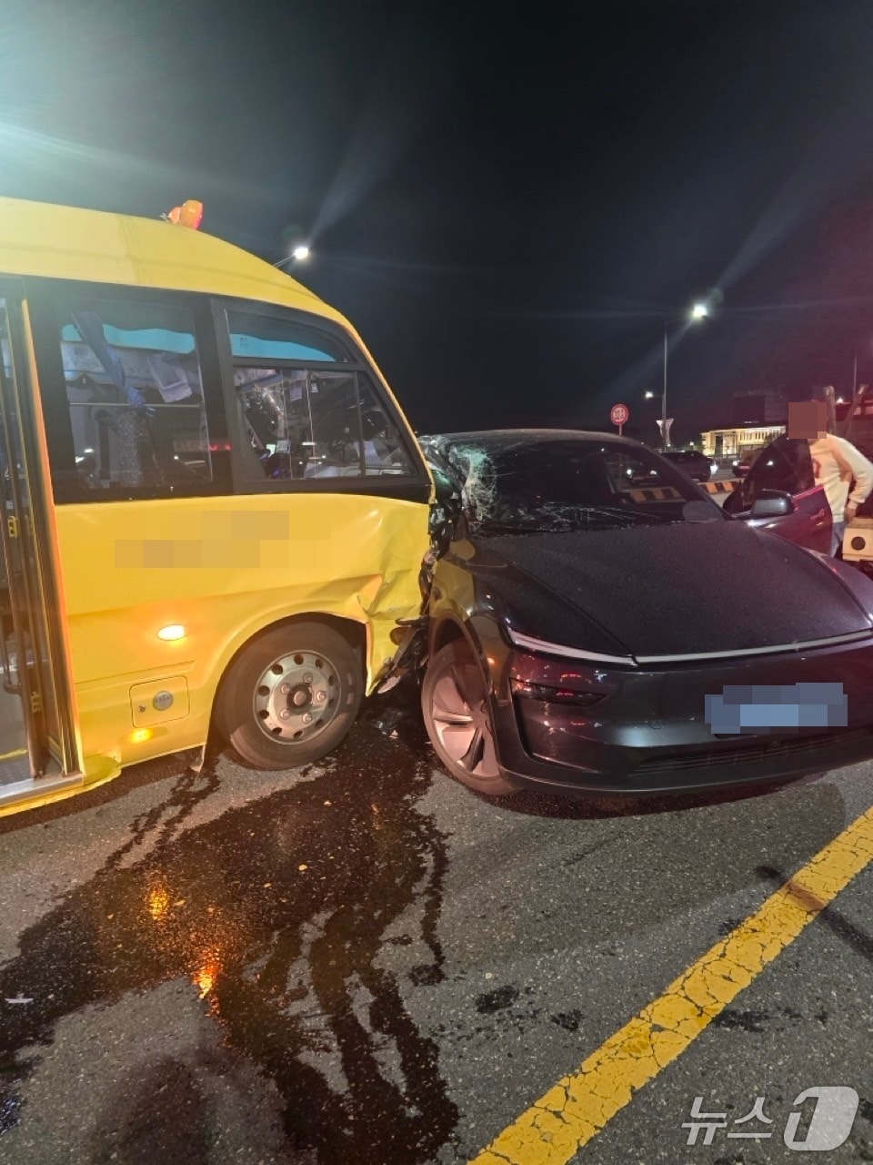 승용차를 들이받은 미니버스(대전소방본부 제공) /뉴스1