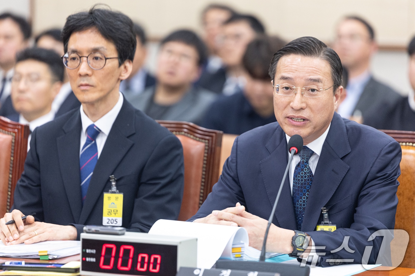 14일 서울 여의도 국회에서 열린 제434회국회(임시회) 윤석열 정권 정치검찰 조작기소 의혹 사건 진상규명 국정조사특별위원회 쌍방울 대북송금 조작기소 의혹 사건 청문회에서 증인으로 출석한 이정현 수원고등검찰청 검사장이 의원 질의에 답변하고 있다. 2026.4.14 ⓒ 뉴스1 이승배 기자