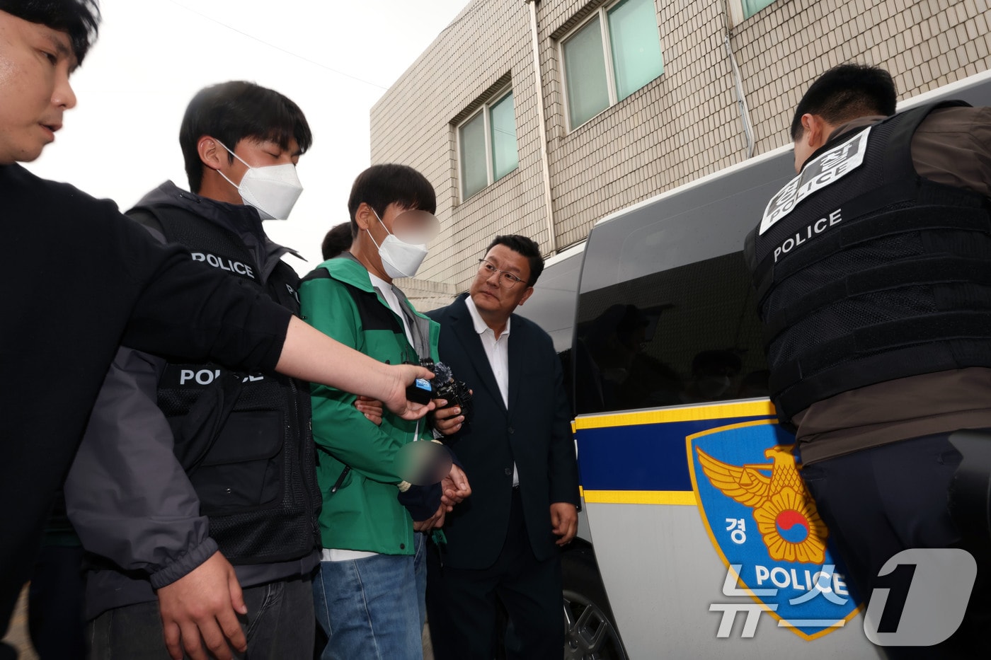 14일 오후 광주지법 해남지원에서 소방관 2명이 순직한 완도 냉동창고에 불을 낸 혐의(실화)를 받는 중국 국적의 근로자 A 씨(30대)가 영장실질심사를 마치고 법원을 나서고 있다. 2026.4.14 ⓒ 뉴스1 박지현 기자