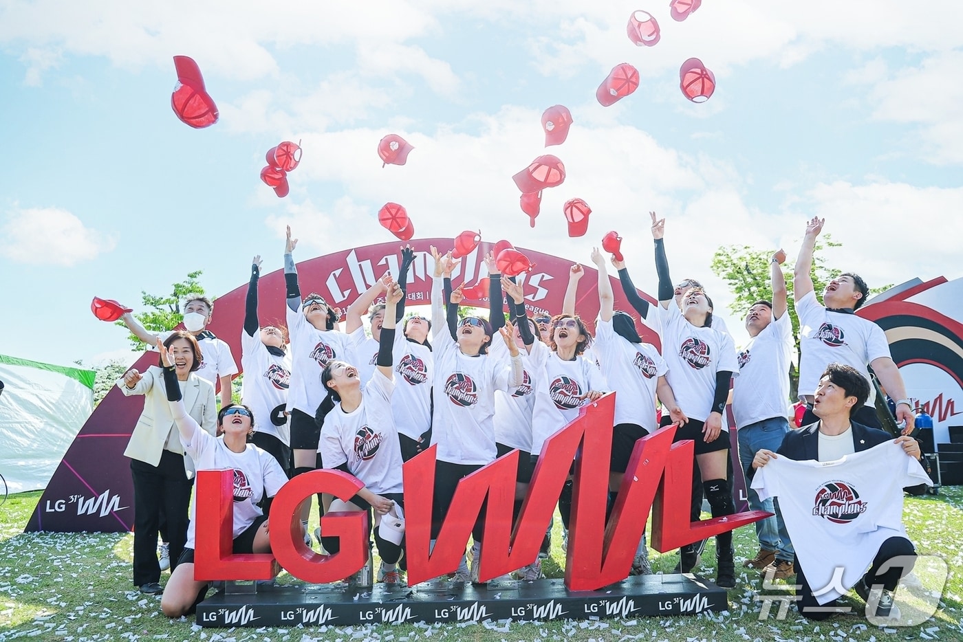 '제31회 LG주부배구대회' 우승한 임오동 팀들이 환호를 하고 있다. (구미시 제공. 재판매 및 DB금지)/뉴스1