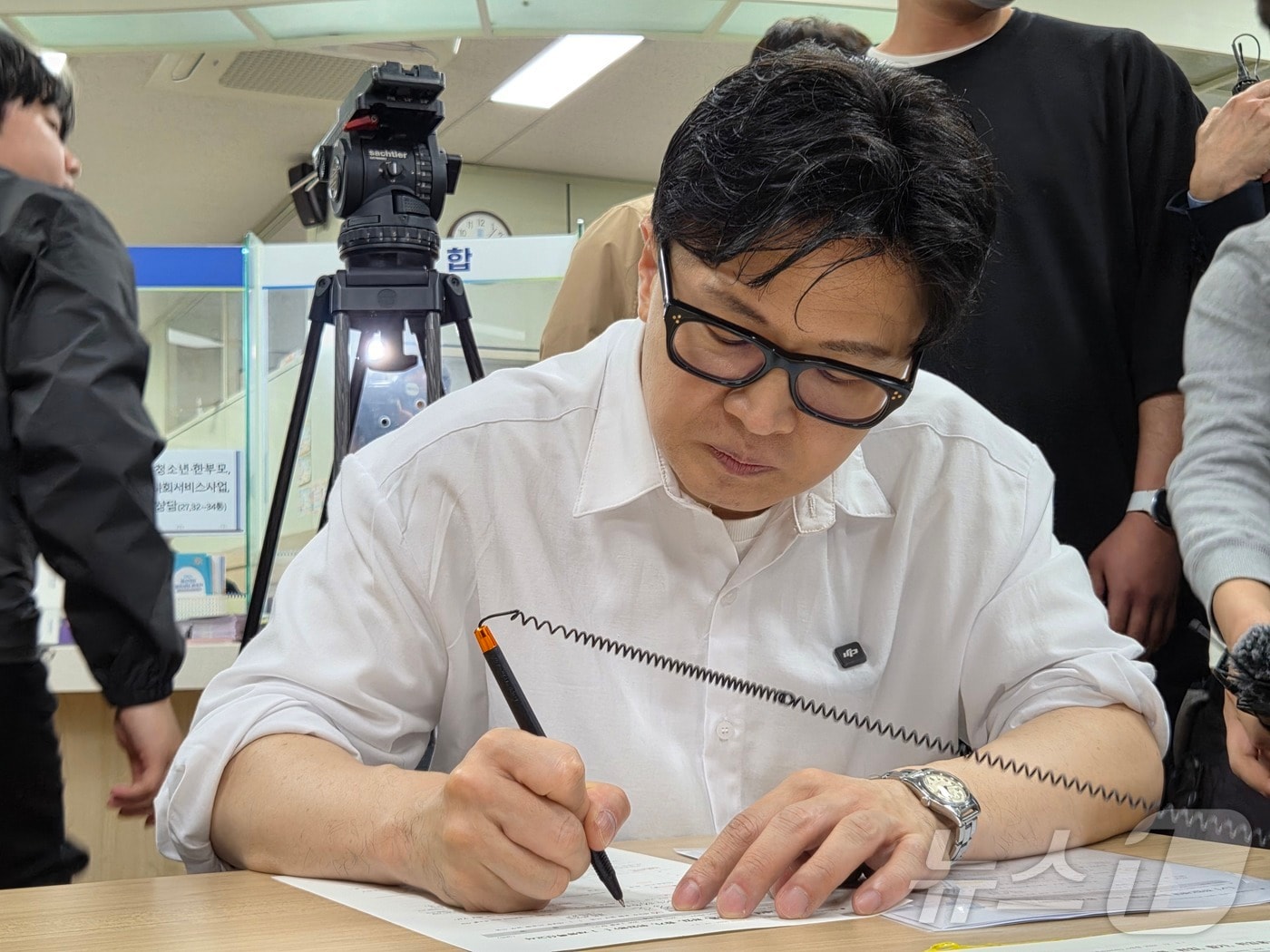 한동훈 전 국민의힘 대표가 14일 부산시 만덕2동 주민센터에서 전입신고 서류를 작성하고 있다. 2026.4.14 ⓒ 뉴스1 임순택 기자