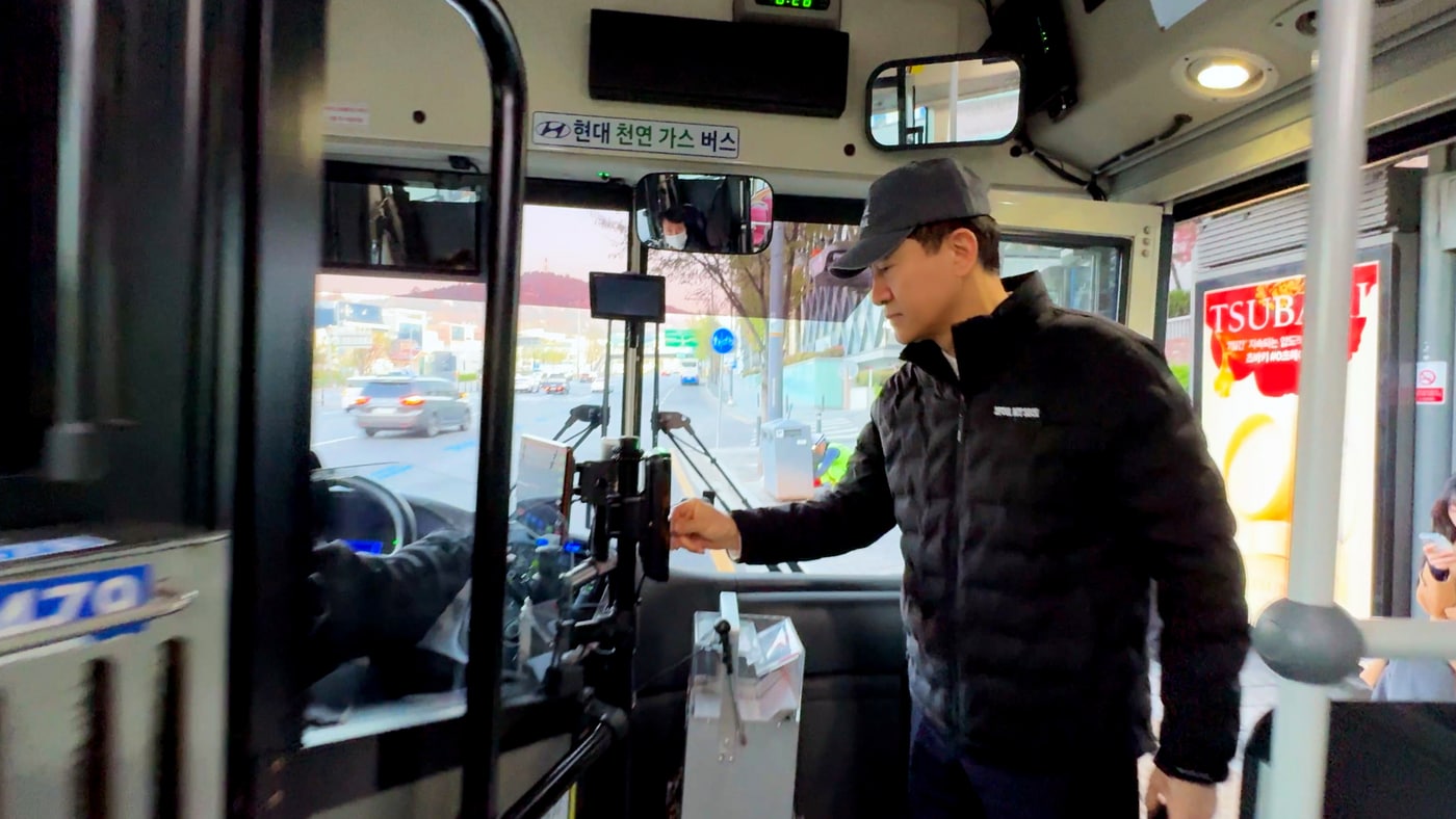 오세훈 서울시장이 출근길 시내버스에 올라 기후동행카드를 찍고 있다.