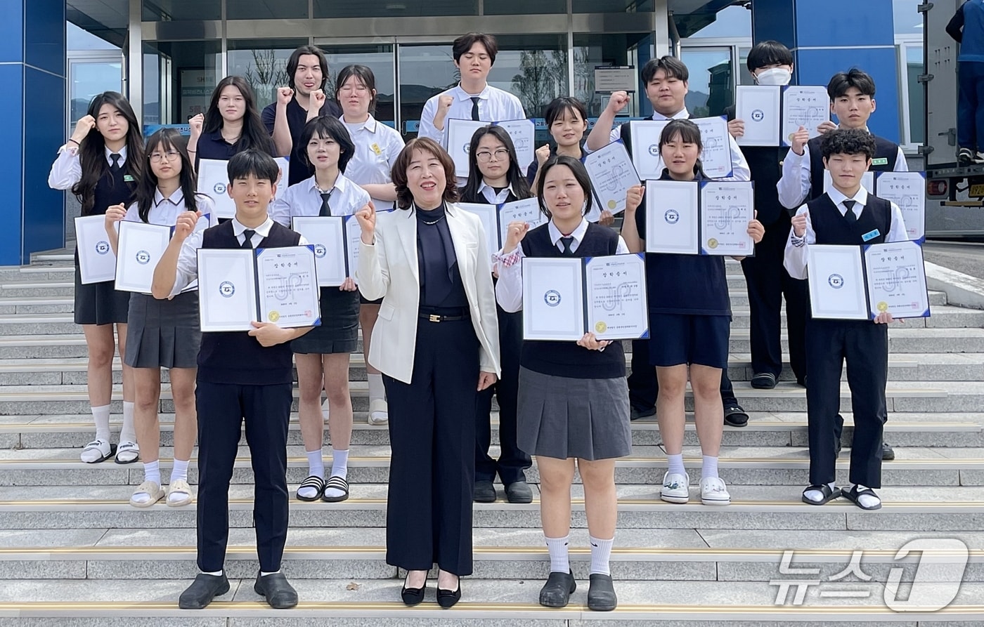 충북비즈니스고, 재단법인 증평군민장학회 장학증서 전달.(괴산증평교육지원청 제공. 재판매 및 DB금지)