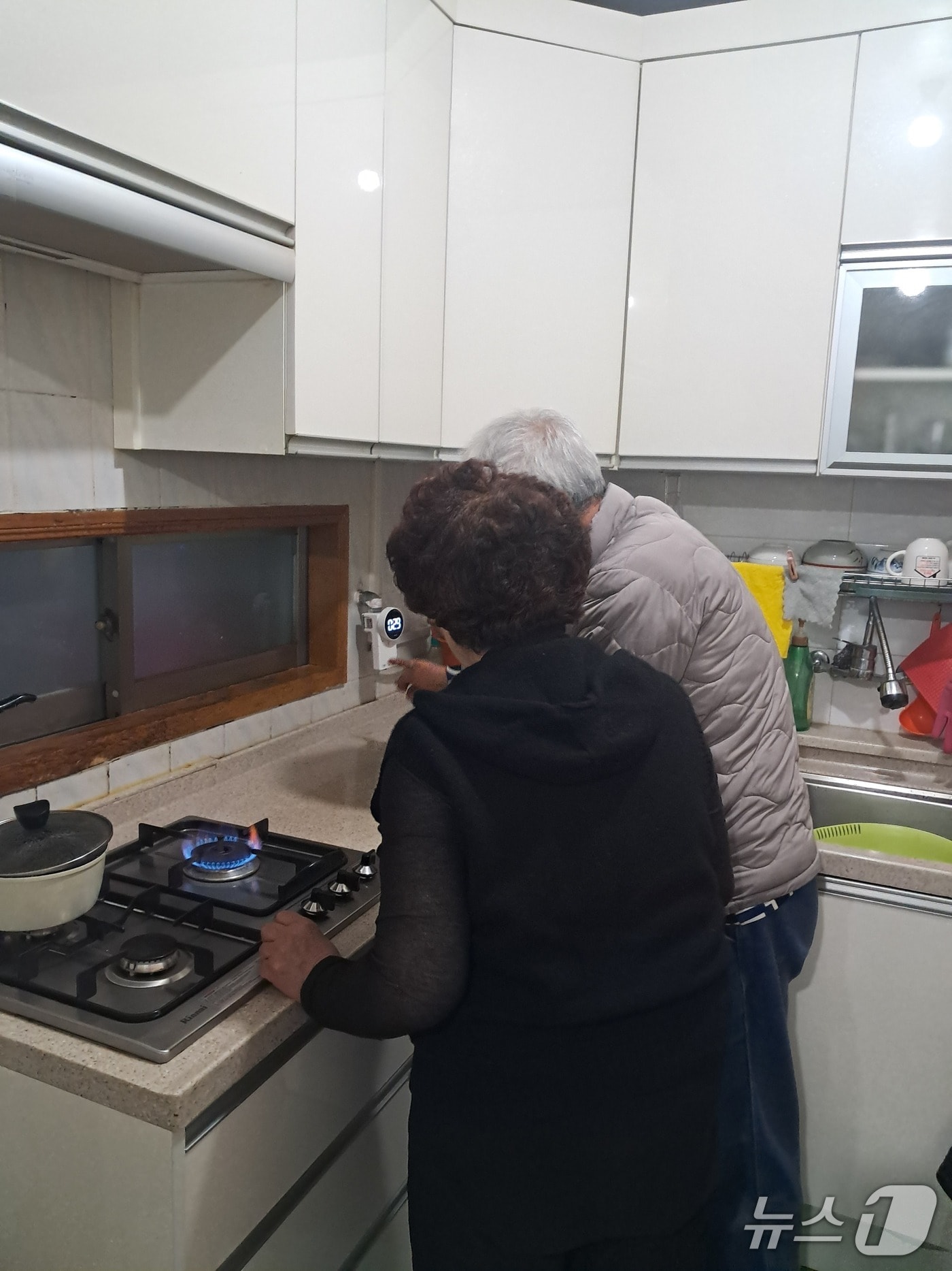 부산 동구 마을지기사무소 현장 근무자가 스마트 가스차단기를 설치하는 모습 (부산 동구 제공. 재판매 및 DB금지)