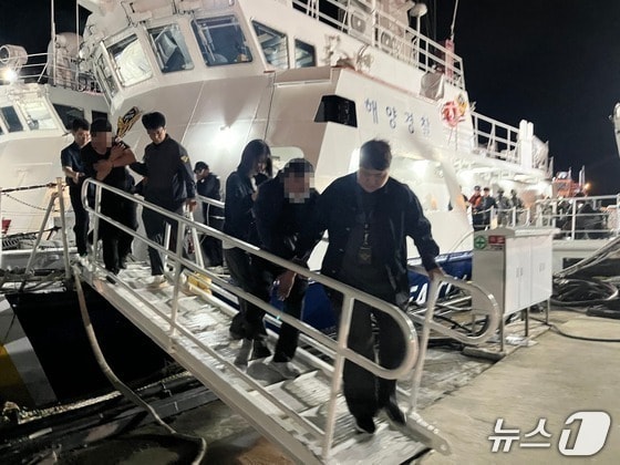 밀입국 의심 선박을 검거해 승선원을 압송하는 해경(태안해경 제공. 재판매 및 DB금지) / 뉴스1