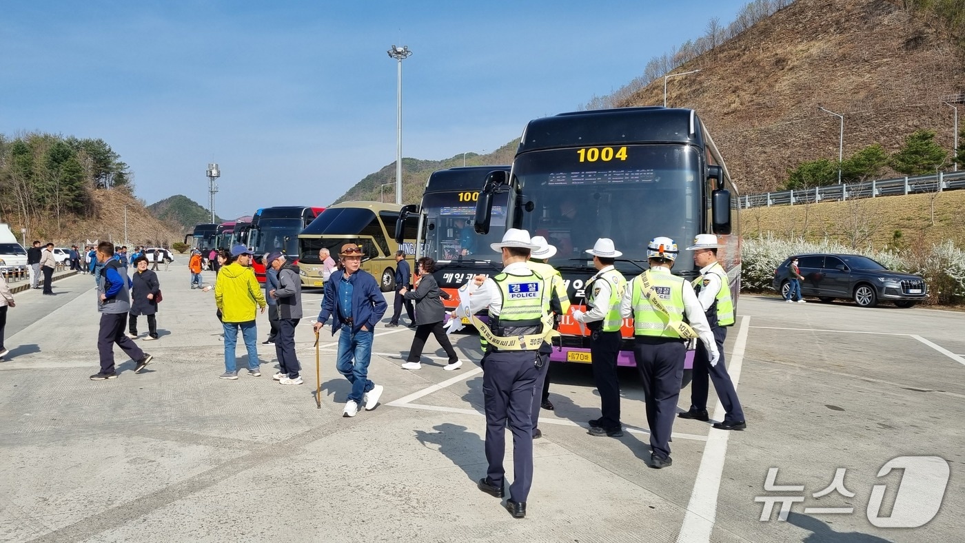 강원경찰, 봄철 대형버스 합동 캠페인.(강원경찰청 제공. 재판매 및 DB금지)/뉴스1