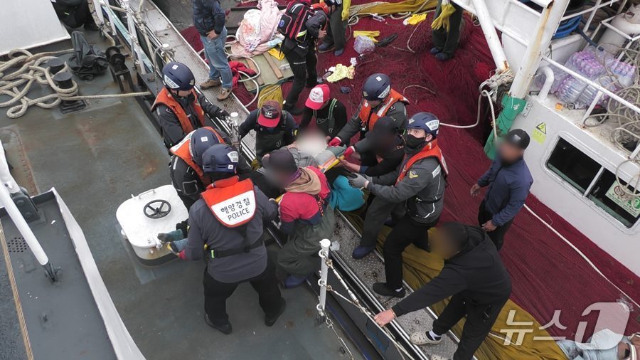 군산해경이 어청도 인근 해상에서 조업하다 부상을 입은 베트남 국적 선원을 어청도항으로 이송하고 있다.(군산해경 제공. 재판매 및 DB금지)