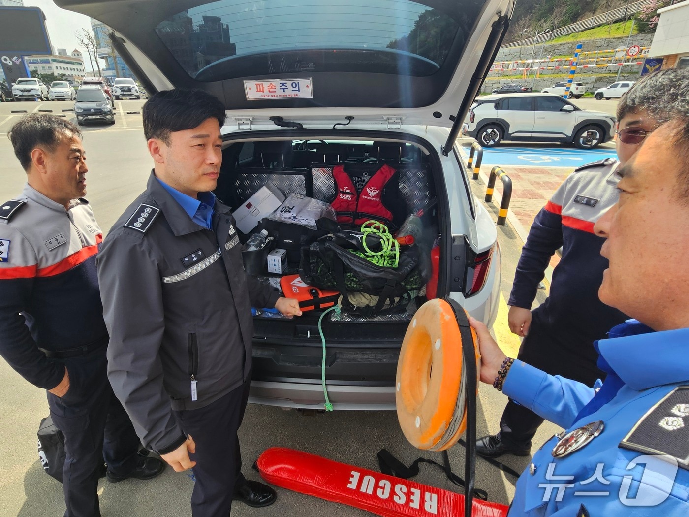 이우수 속초해양경찰서장이 파출소 근무자의 장비를 점검하는 모습. (속초해경 제공, 재판매 및 DB 금지) 2026.4.14/뉴스1