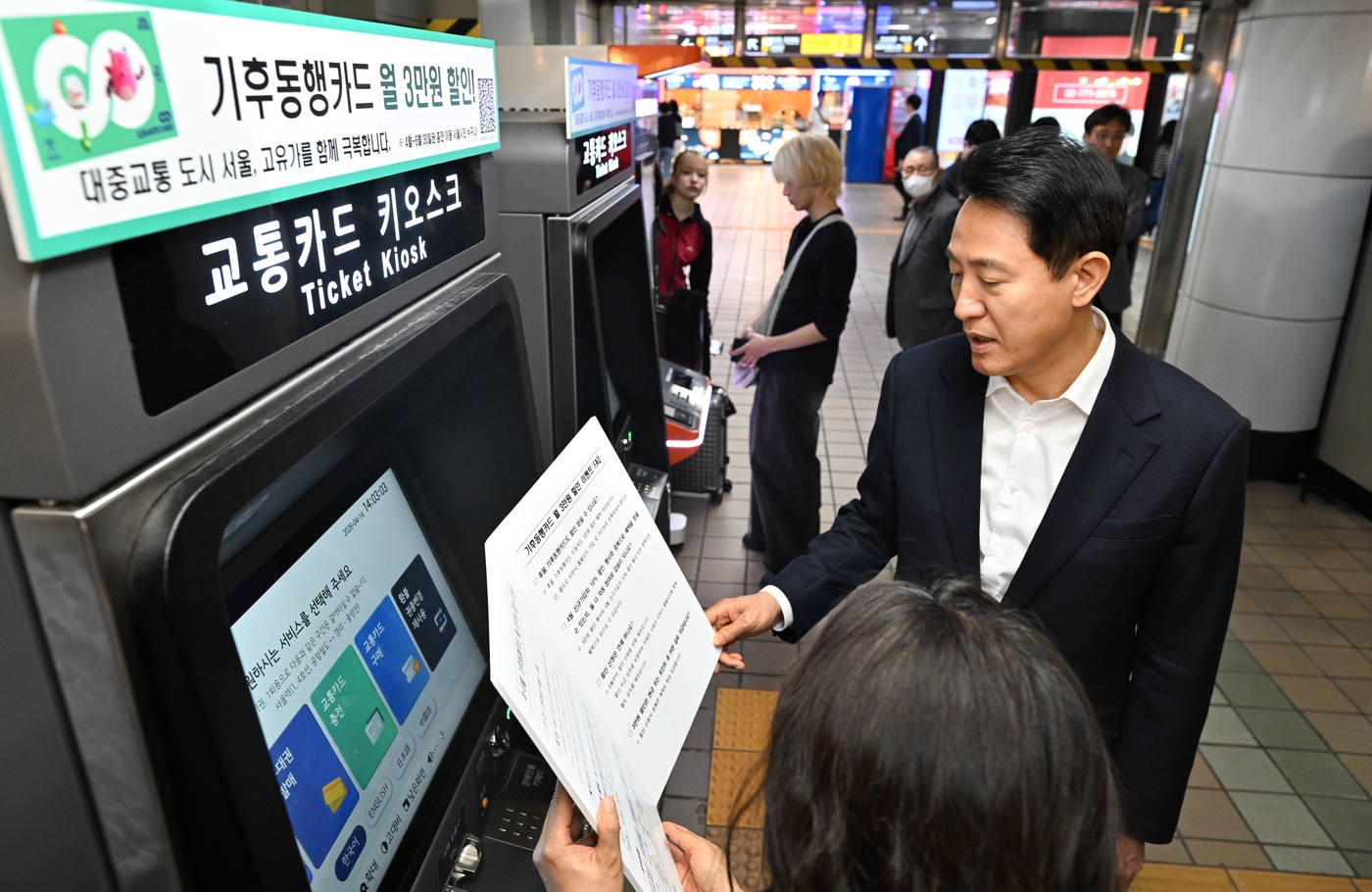 오세훈 서울시장이 14일 지하철 2호선 을지로입구역에서 '반값 혜택' 기후동행카드 이용 현황을 점검하고 있다.