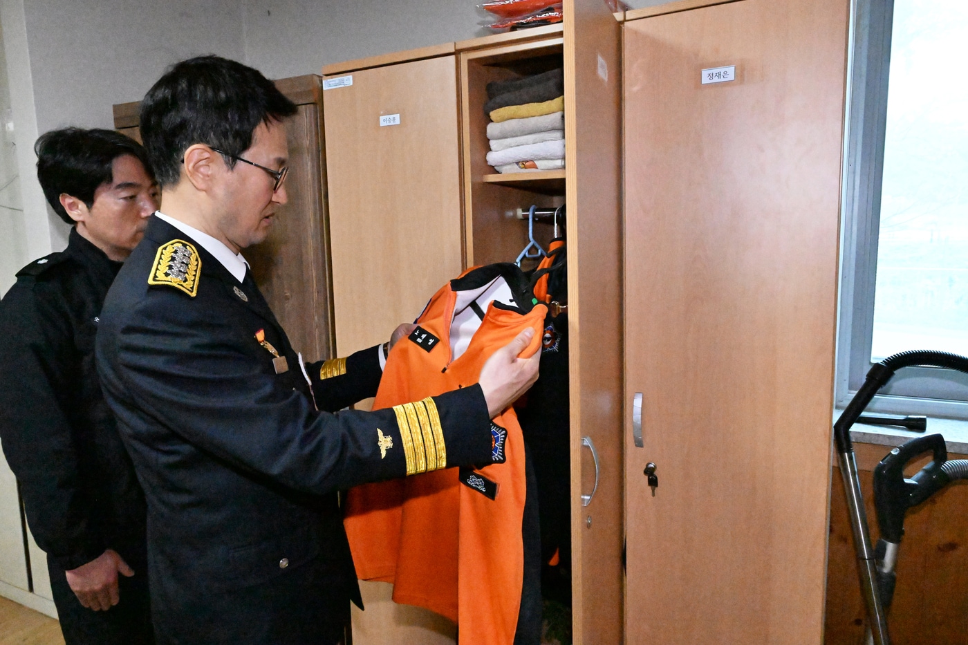 김승룡 소방청장이 14일 해남소방서 북평119지역대를 찾아 순직 대원 동료들을 위로하고 노태영 소방교의 유품을 살펴보고 있다.(소방청 제공)