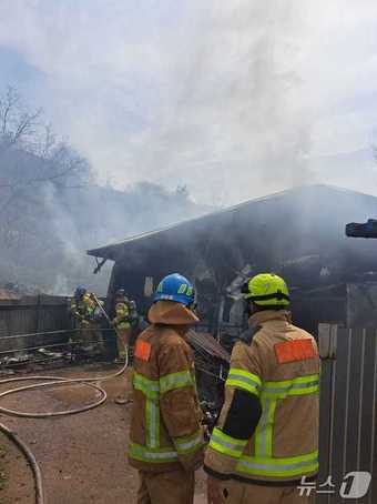 강원 원주 지정면 판대리 돈사 화재 현장.(강원도소방본부 제공, 재판매 및 DB금지)