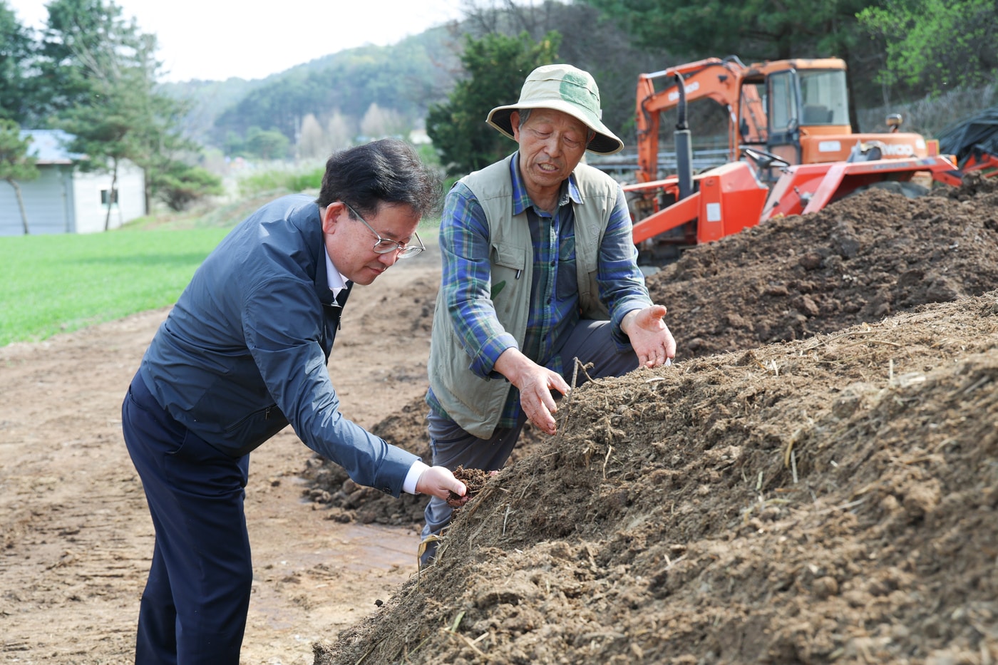 이승돈 농촌진흥청장은 14일 경기도 포천시에 위치한 유기농업 선도 농가를 찾아 현장을 살펴보고 의견을 청취했다. (농촌진흥청 제공. 재판매 및 DB금지) 2026.4.14/뉴스1