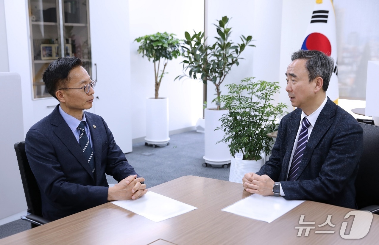 김용선 지식재산처장(왼쪽)이 임문영 국가인공지능전략위원회 상근부위원장과 간담회를 진행하고 있다.(지식재산처 제공.재판매 및 DB금지)/뉴스1