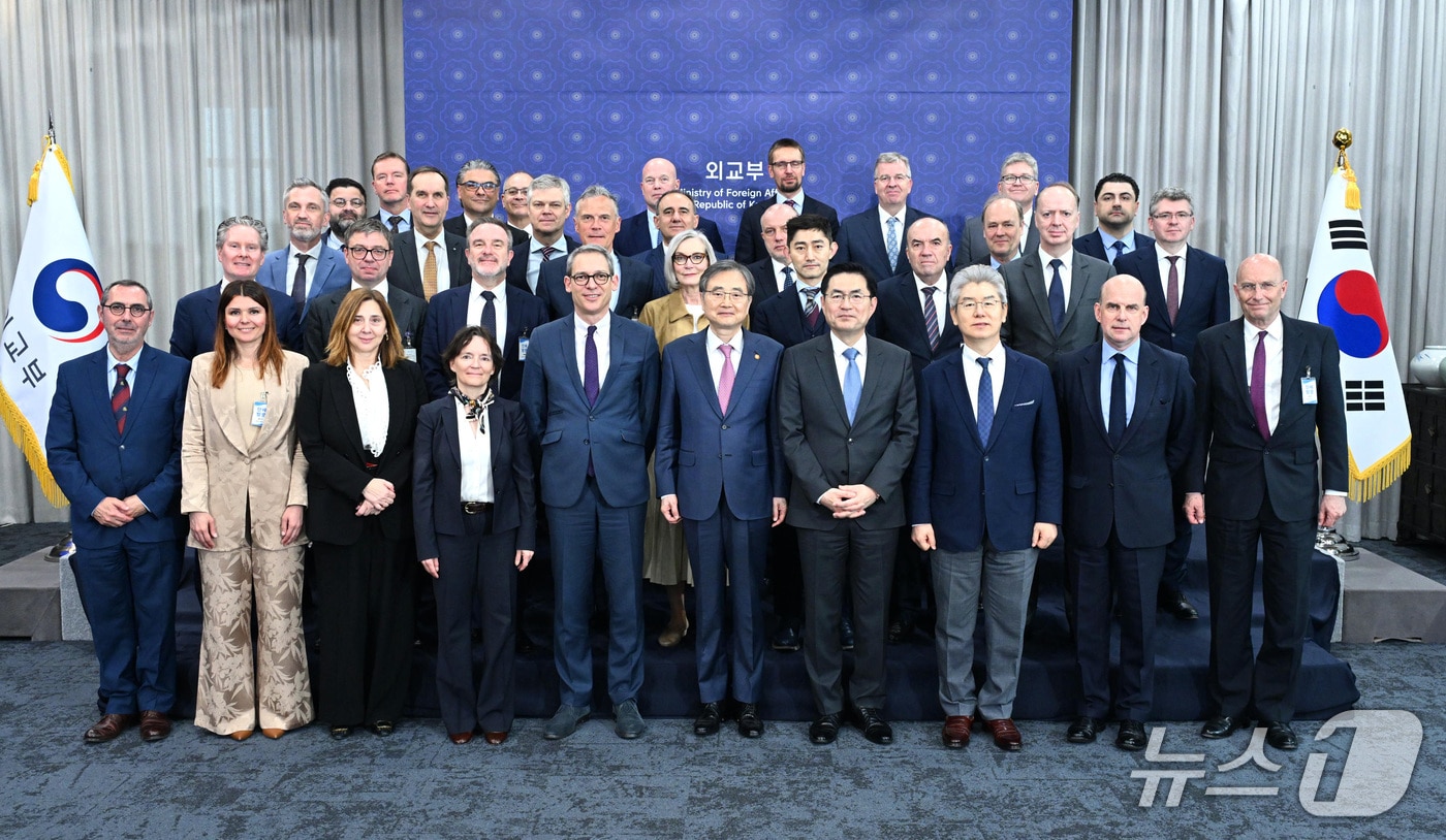 조현 외교장관과 정연두 외교전략정보본부장이 14일 서울 외교부에서 주나토 대사단을 만나 기념 사진을 촬영하고 있다. 2026.04.14. (외교부 제공)