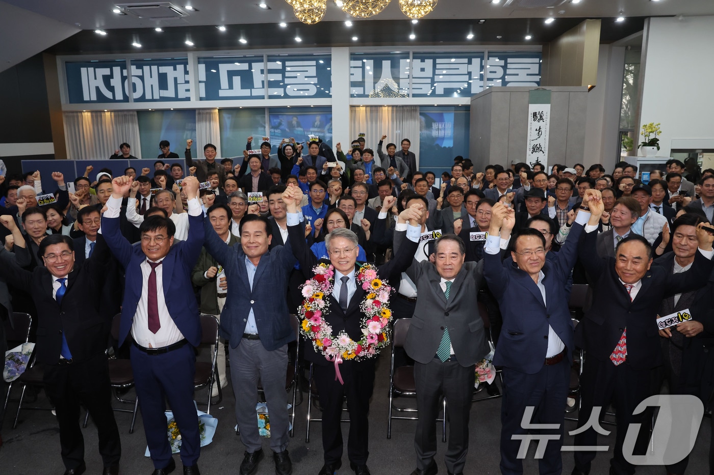 14일 더불어민주당 전남광주통합특별시장 최종 후보로 결정된 민형배 후보가 캠프관계자들과 기념사진을 촬영하고 있다. ⓒ 뉴스1 김태성 기자