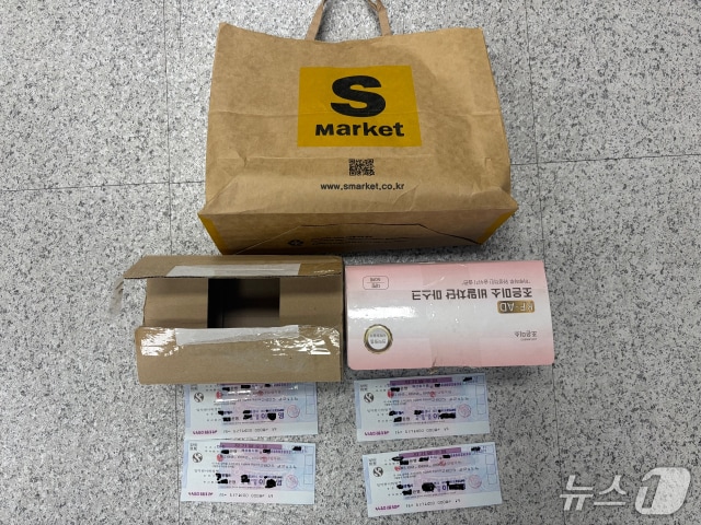 경찰이 피의자들을 검거하면서 압수한 증거품과 수표(문경경찰서 제공. 재판매 및 DB금지)2026.4.14/뉴스1