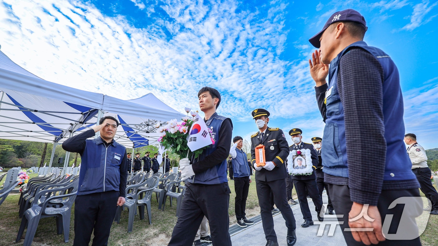 14일 오후 대전 유성구 대전현충원에서 열린 故박승원, 故노태영 소방공무원 안장식에서 동료들이 경례를 하고 있다. 두 소방관은 전남 완도군의 수산물 가공업체 냉동창고 화재 현장에서 진압 도중 순직했으며 옥조근정훈장이 추서됐다. (국가보훈부 제공. 재판매 및 DB 금지) 2026.4.14 ⓒ 뉴스1