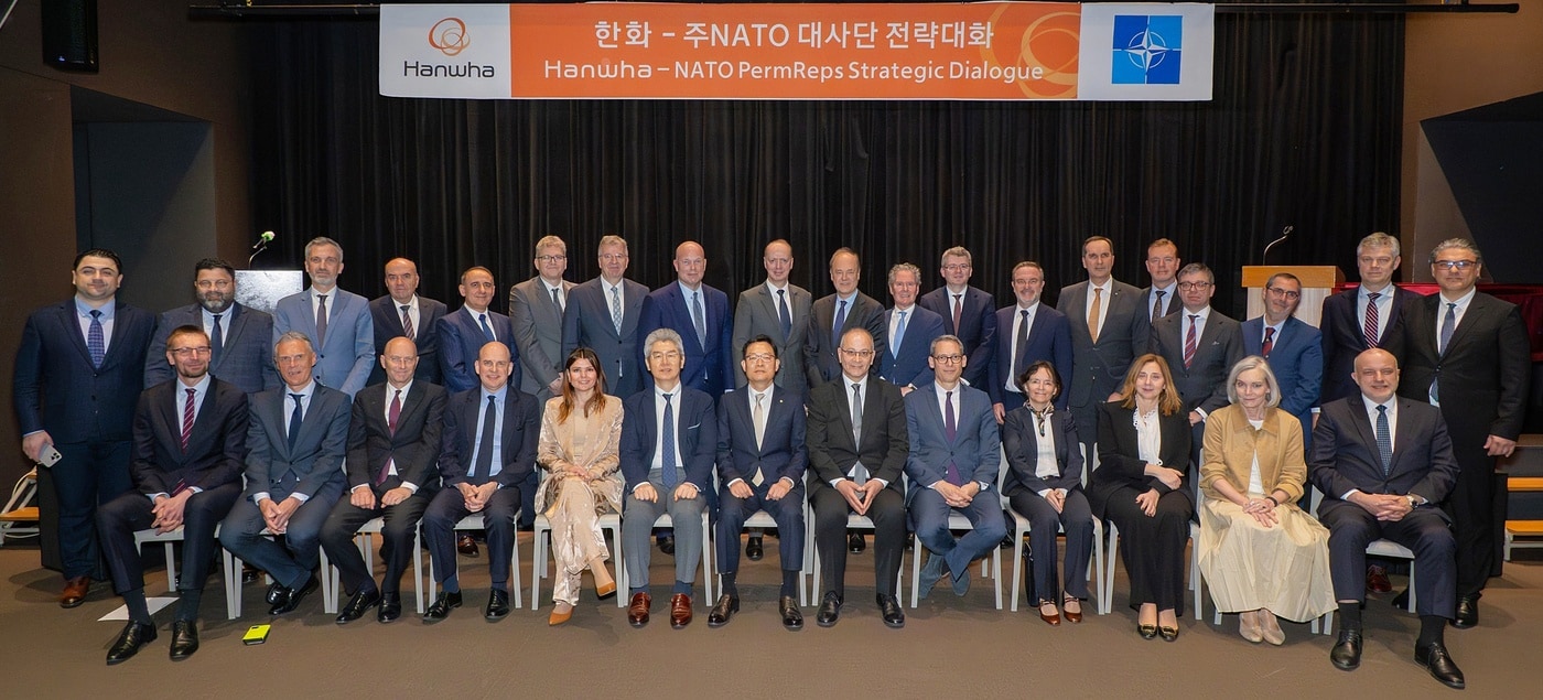 14일 서울 장교동 한화빌딩에서 진행된 '한화-주NATO 대사단 전략대화'에 참석한 유정현 주벨기에 및 EU 대사겸 주NATO 대사(앞줄 왼쪽에서 여섯번째) 등 대사단 일행과 손재일 한화에어로스페이스 대표(앞줄 왼쪽에서 일곱번째)가 단체 기념촬영을 하고 있다. (한화에어로스페이스 제공)