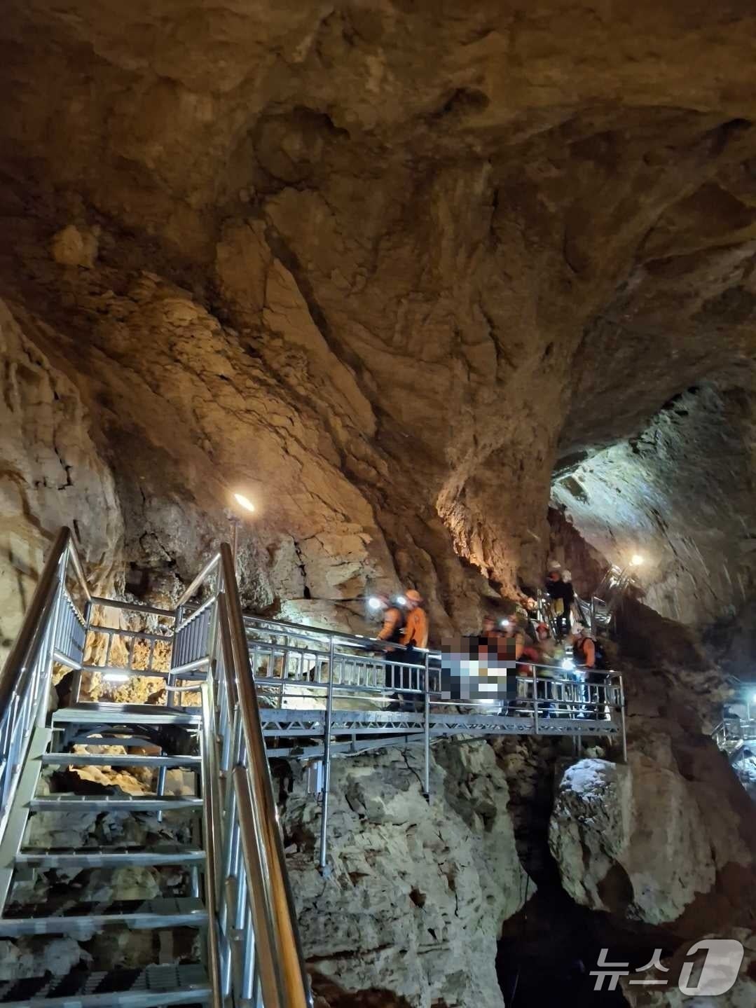 지난 14일 오후 4시 53분쯤 강원 삼척시 신기면 환선굴 내 은하전망대에서 남성 관광객 A 씨(65)가 2.5m 아래로 추락해 숨지는 사고가 발생했다. (강원도소방본부 제공. 재판매 및 DB금지)2026.4.15/뉴스1