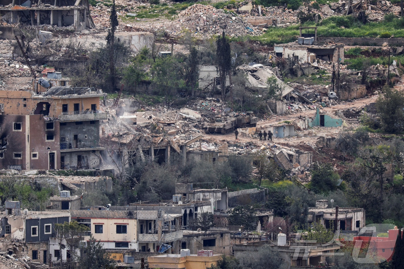 이스라엘군 병력이 14일(현지시간) 국경 인근 남부 레바논 지역에서 공습으로 파괴된 건물들 사이를 지나가고 있다. 2026.04.15. ⓒ 로이터=뉴스1