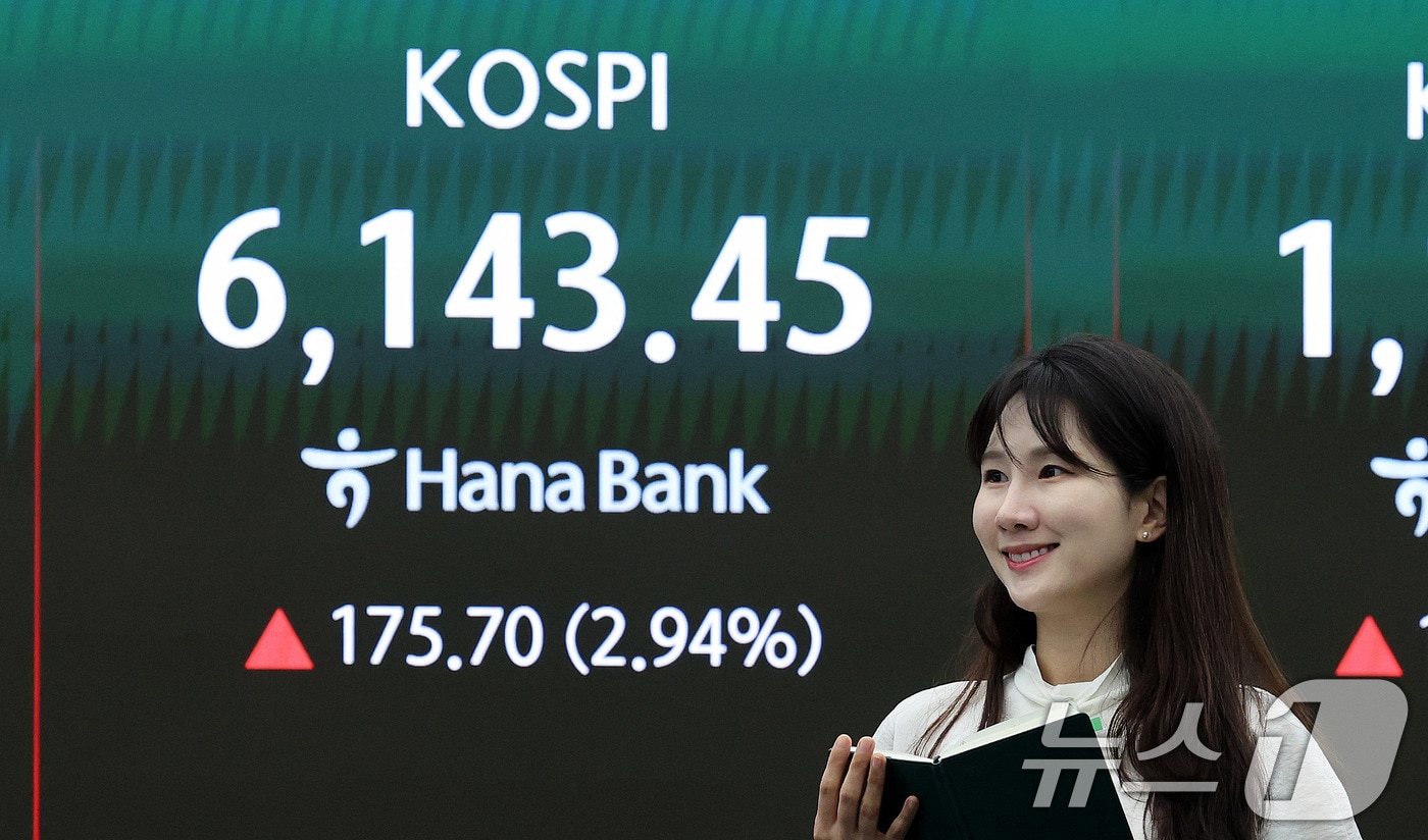 코스피가 6100선을 탈환한 15일 서울 중구 하나은행 딜링룸 현황판에 개장 시황이 나타나고 있다. 이날 코스피는 전장 대비 173.85포인트(2.91%) 오른 6141.60에 개장했다. 2026.4.15 ⓒ 뉴스1 박지혜 기자