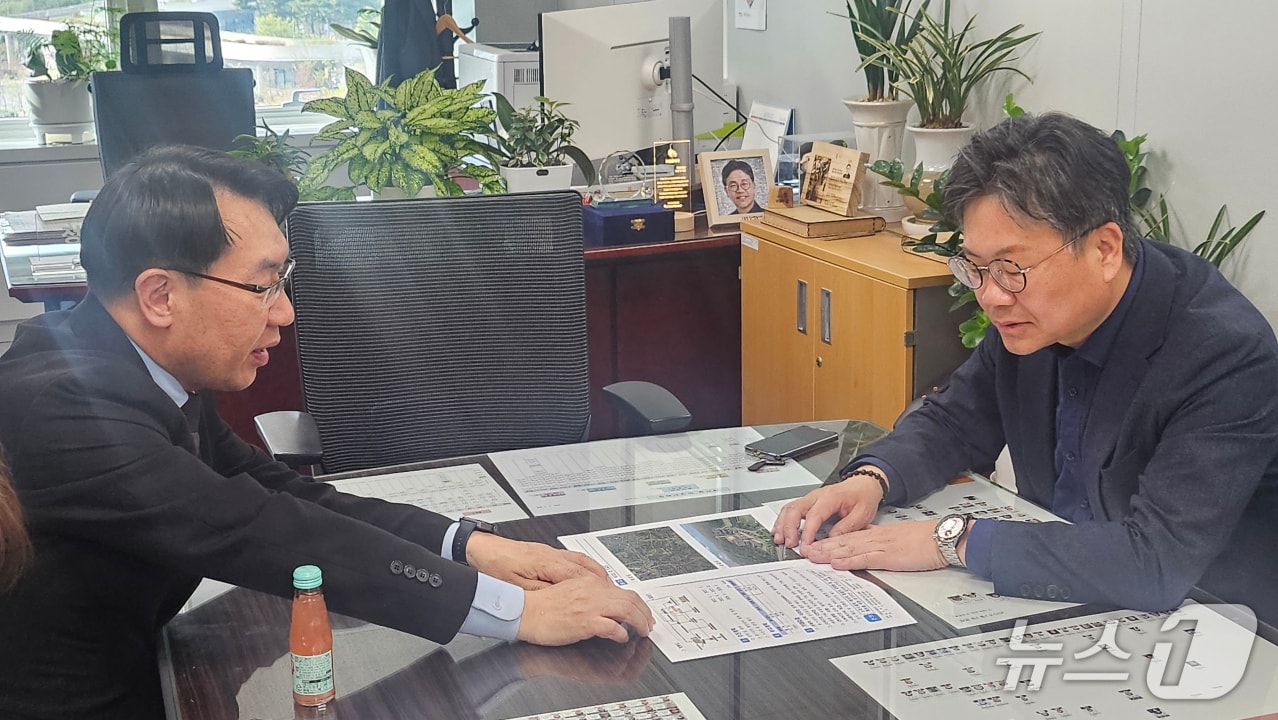 최승환 제천시 시장 권한대행(왼쪽)과 정향우 기획예산처 사회예산심의관.(제천시 제공. 재판매 및 DB금지)