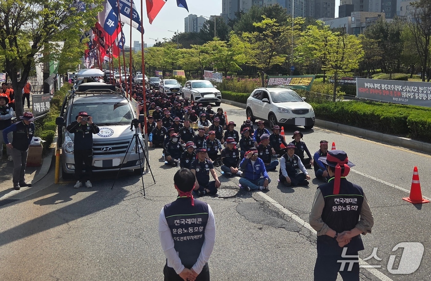 한국노총 전국레미콘운송노동조합 전주지부가 15일 오전 10시께 전북도청 앞 도로에서 발대식을 진행하고 있다.2026.4.15/문채연 기자