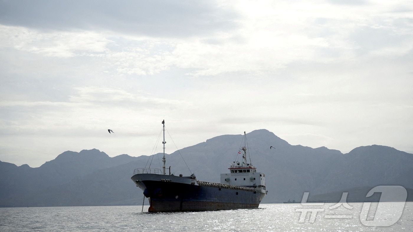 오만 무산담 주 해안 인근 호르무즈 해협의 선박 모습. 2026.04.12. ⓒ 로이터=뉴스1