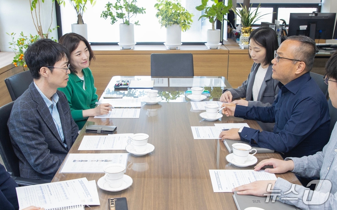 강성민 조달청 차장(왼쪽 첫 번째)이 소통 간담회에서 조직 개선방안에 대해 논의하고 있다.(논산시의회 제공.재판매 및 DB금지)/뉴스1