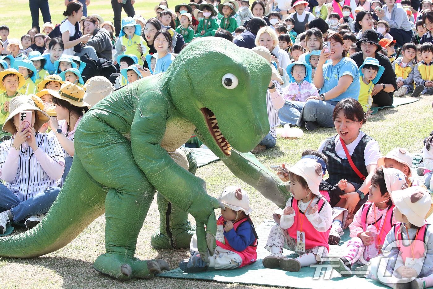 지난 15일 대구 서구 이현공원 잔디광장에서 열린 '숲속음악소풍'을 찾은 서구 관내 어린이집·유치원 어린이들이 공룡 퍼포먼스를 관람하며 즐거운 시간을 보내고 있다. 2026.4.15 ⓒ 뉴스1 공정식 기자
