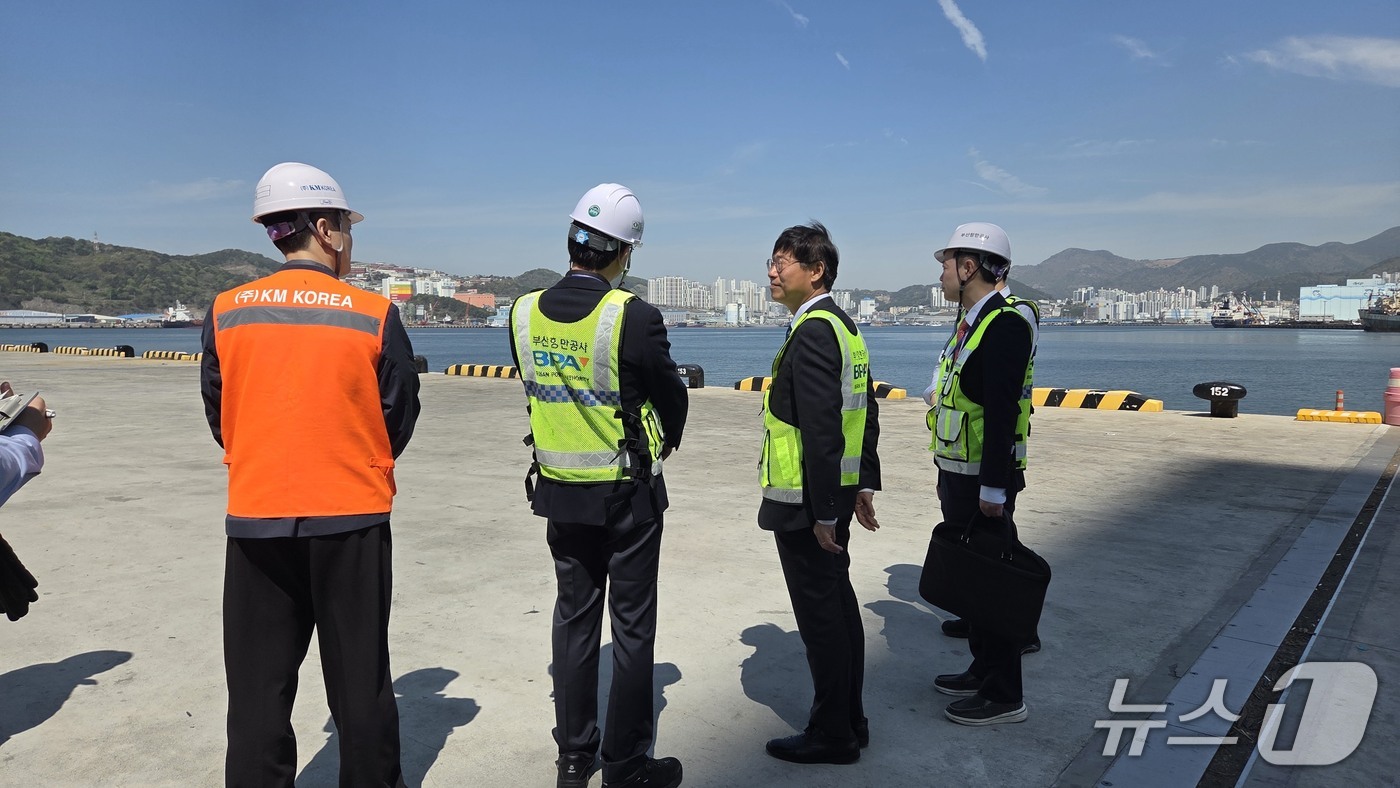 부산항 감천항 3부두 확장구역에 대한 안전점검을 하는 모습 (BPA 제공. 재판매 및 DB금지)