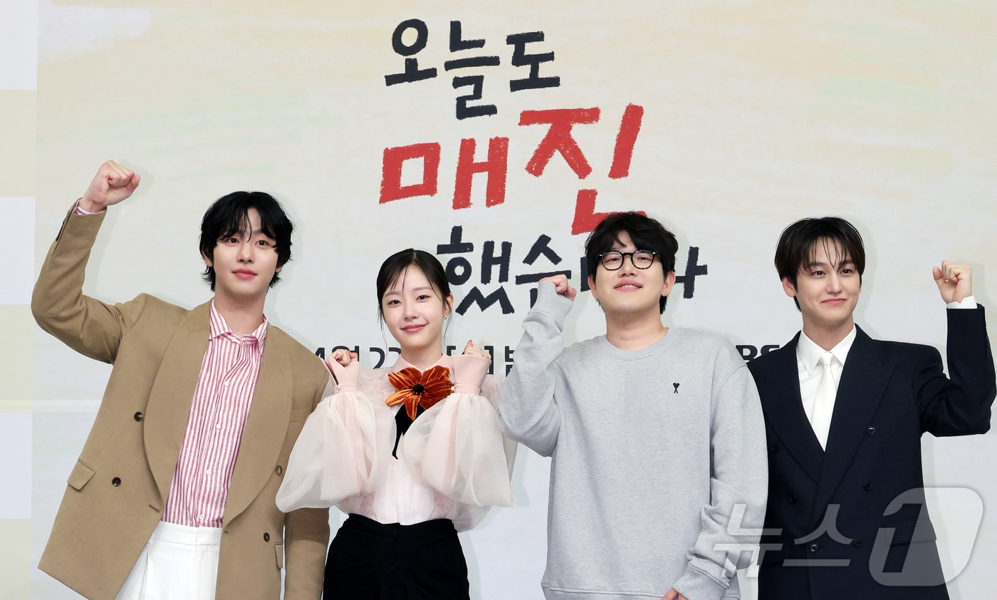 배우 안효섭(왼쪽부터),채원빈, 안종연 PD, 김범이 15일 오후 서울 양천구 목동 SBS 사옥에서 열린 새 수목드라마 '오늘도 매진했습니다' 제작발표회에 참석해 포즈를 취하고 있다. 2026.4.15 ⓒ 뉴스1 김진환 기자